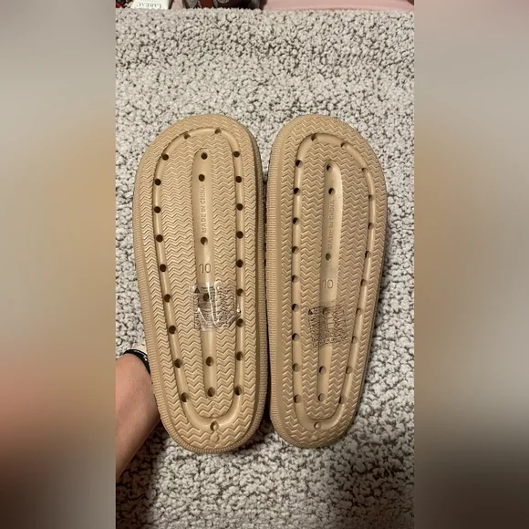 NWT MUDD YELLOW LEOPARD CLOUD SLIDES SLIPPERS SIZE 10 - Picture 2 of 5